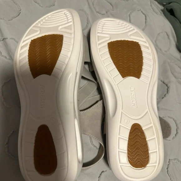 Stylish Women's Sandals Size 8 - Picture 2 of 2